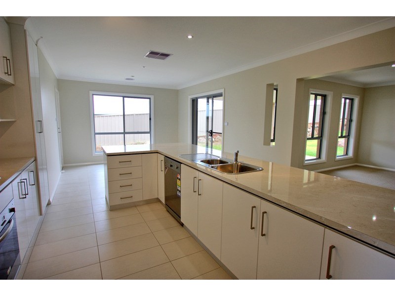 11 Burrundulla Street, Bourkelands NSW 2650