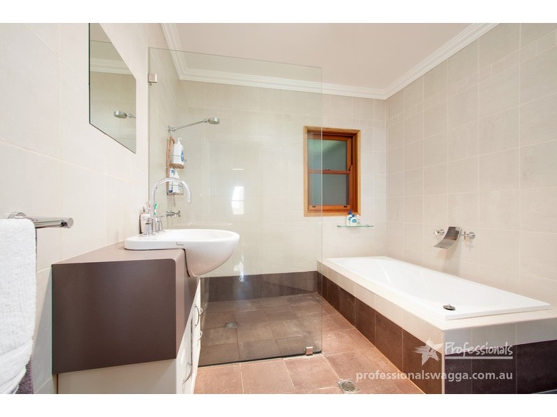 13 Mair Street, Turvey Park NSW 2650