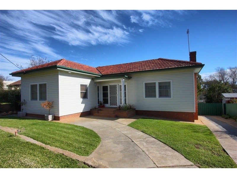64 Mitchelmore Street, Turvey Park NSW 2650