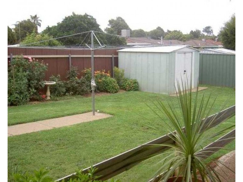 8 Quail  Street, Mount Austin NSW 2650