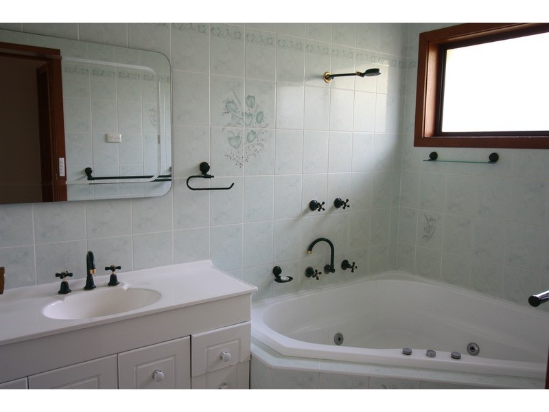 8 Quail  Street, Mount Austin NSW 2650