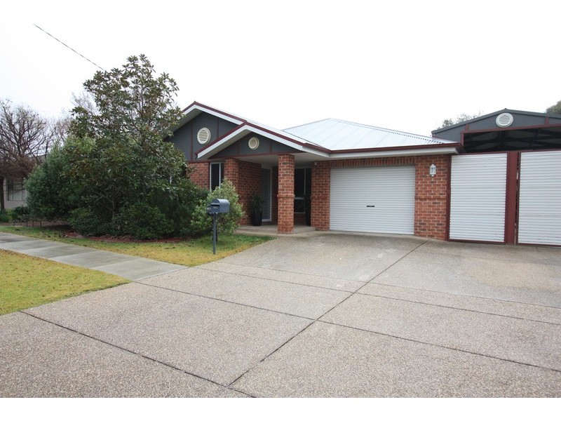 11 Hume Street, Lake Albert NSW 2650