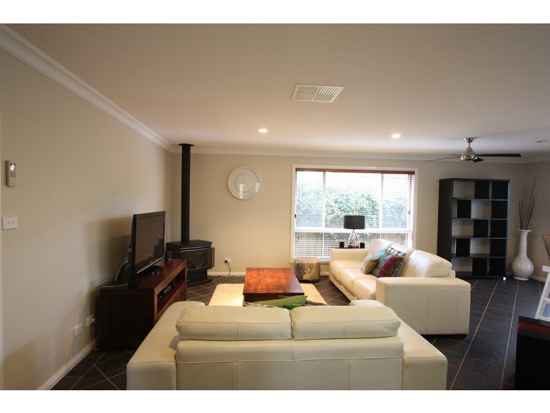 11 Hume Street, Lake Albert NSW 2650