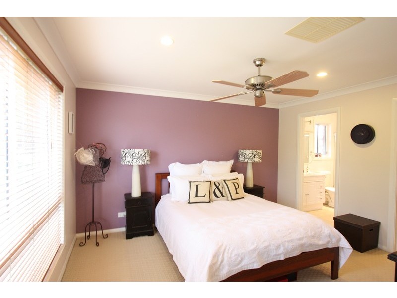 11 Hume Street, Lake Albert NSW 2650