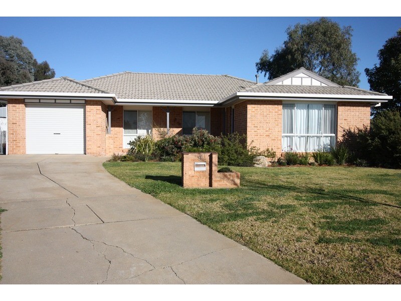 9 Nara Place, Glenfield Park NSW 2650