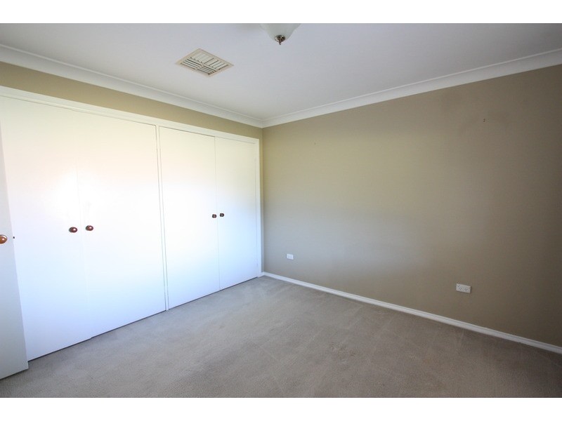 9 Nara Place, Glenfield Park NSW 2650