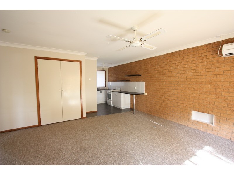 1/18 Magnolia Parade, Lake Albert NSW 2650