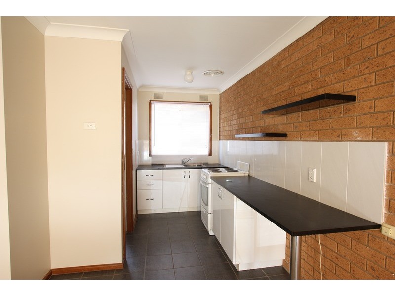 1/18 Magnolia Parade, Lake Albert NSW 2650