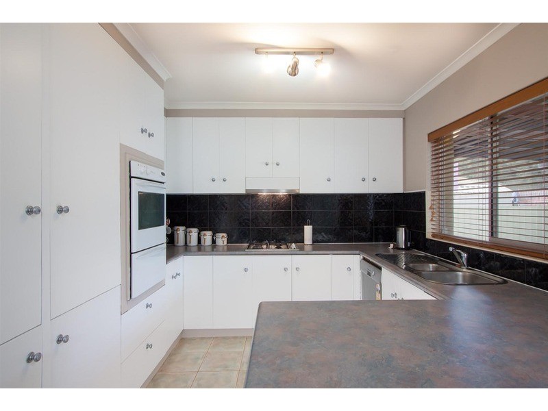 4 Angel Street, Lake Albert NSW 2650