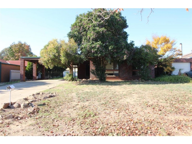 57 Pinaroo Drive, Glenfield Park NSW 2650