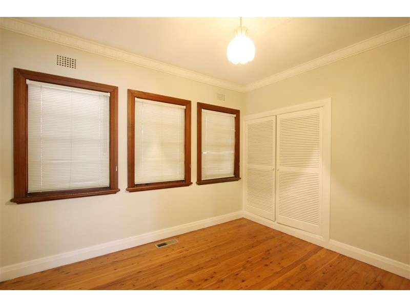 4 Grandview  Avenue, Turvey Park NSW 2650