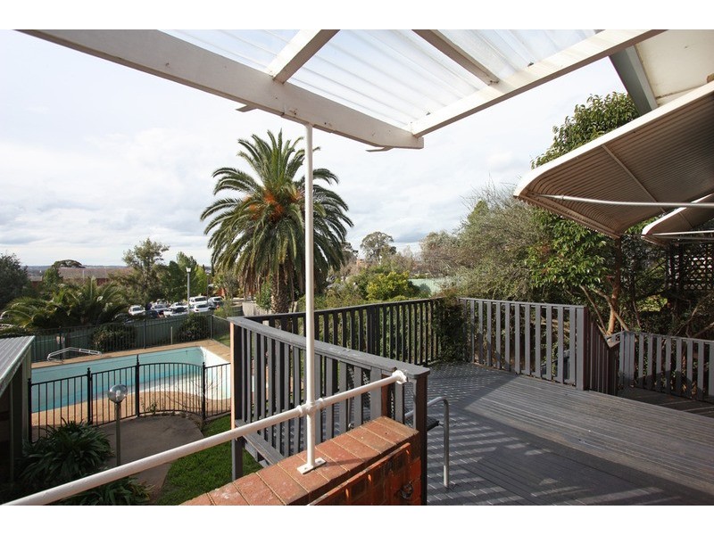 4 Grandview  Avenue, Turvey Park NSW 2650