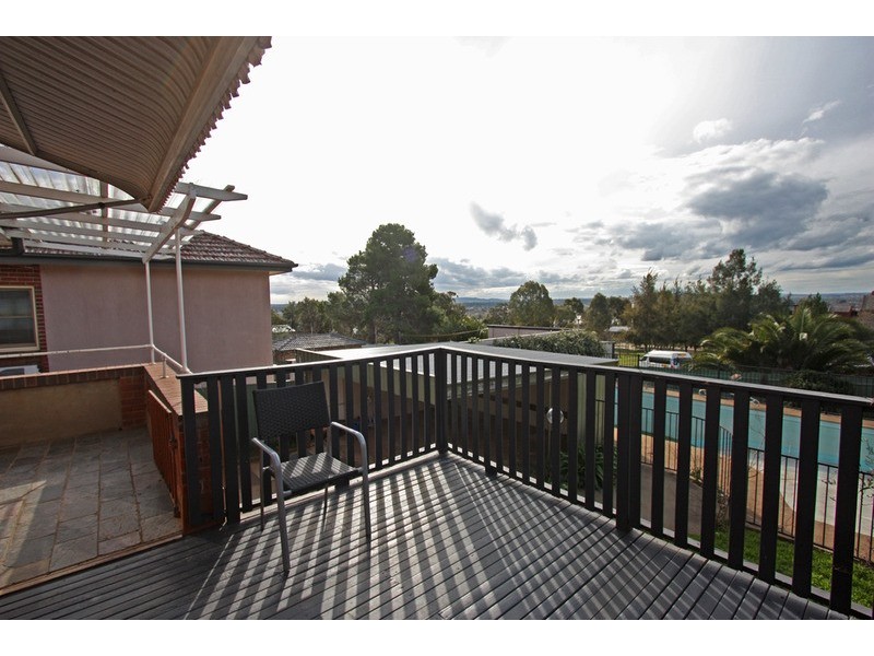 4 Grandview  Avenue, Turvey Park NSW 2650