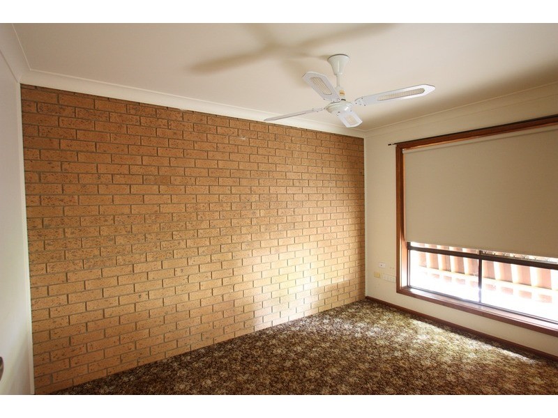 2/18 Magnolia Parade, Lake Albert NSW 2650