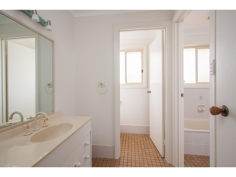 21 Balleroo Crescent, Glenfield Park NSW 2650