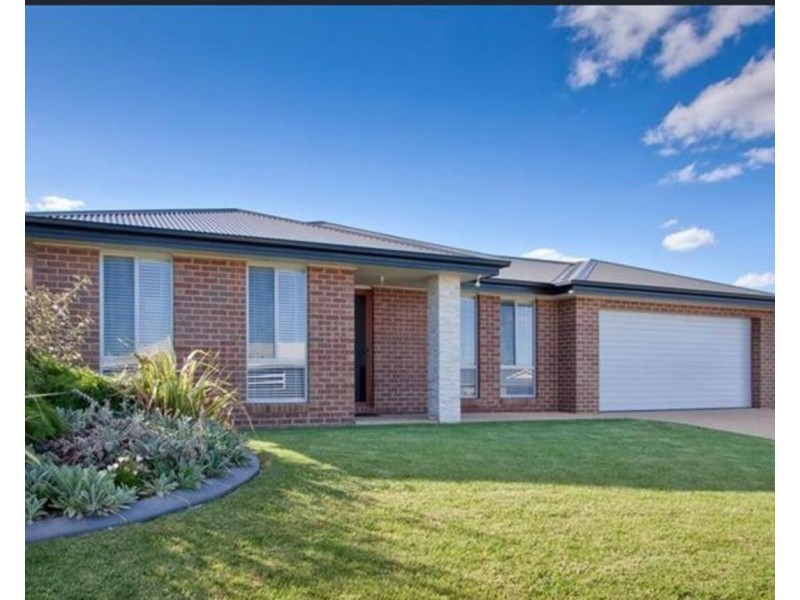 16 Dundale Crescent, Estella NSW 2650