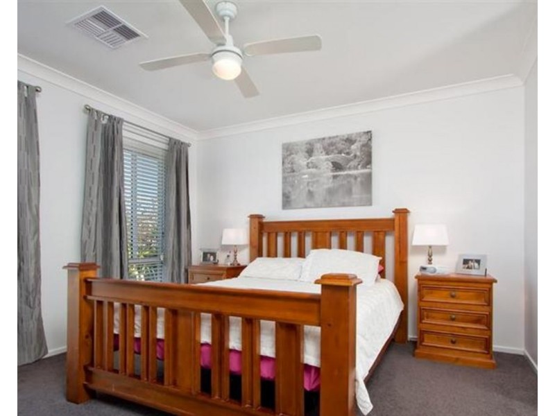 16 Dundale Crescent, Estella NSW 2650