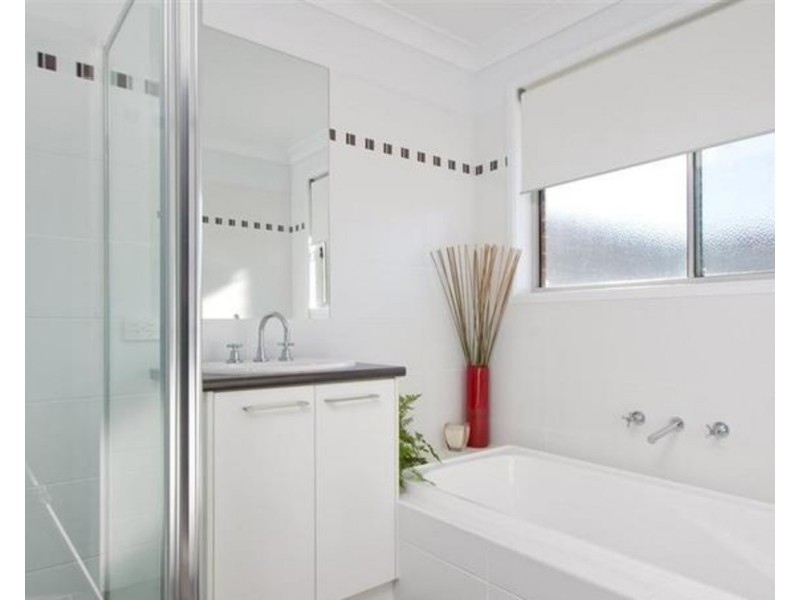 16 Dundale Crescent, Estella NSW 2650