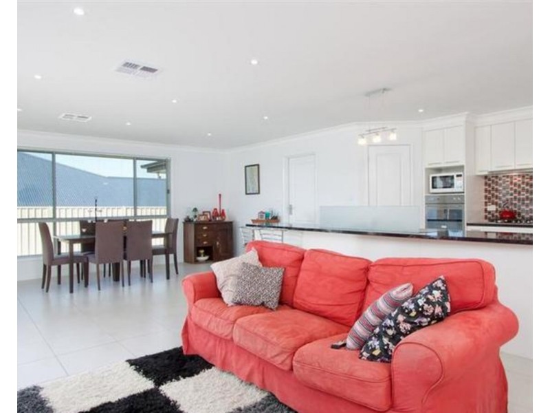 16 Dundale Crescent, Estella NSW 2650