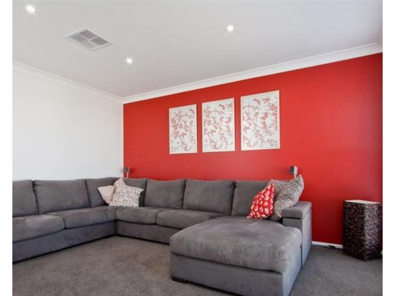 16 Dundale Crescent, Estella NSW 2650
