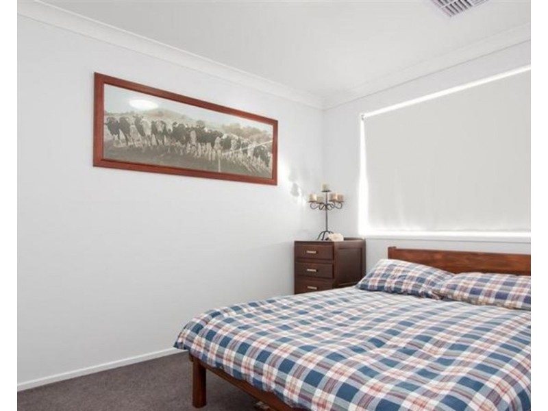 16 Dundale Crescent, Estella NSW 2650