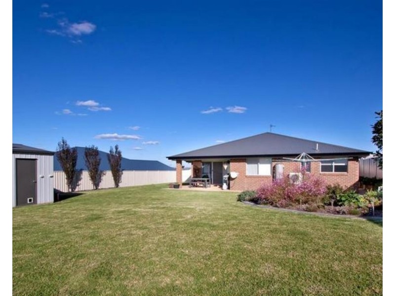 16 Dundale Crescent, Estella NSW 2650