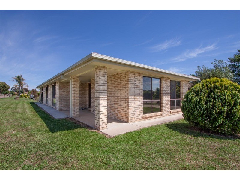 8 Warrambool Crescent, Glenfield Park NSW 2650
