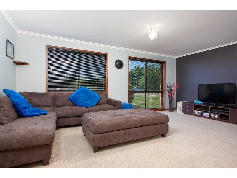 8 Warrambool Crescent, Glenfield Park NSW 2650