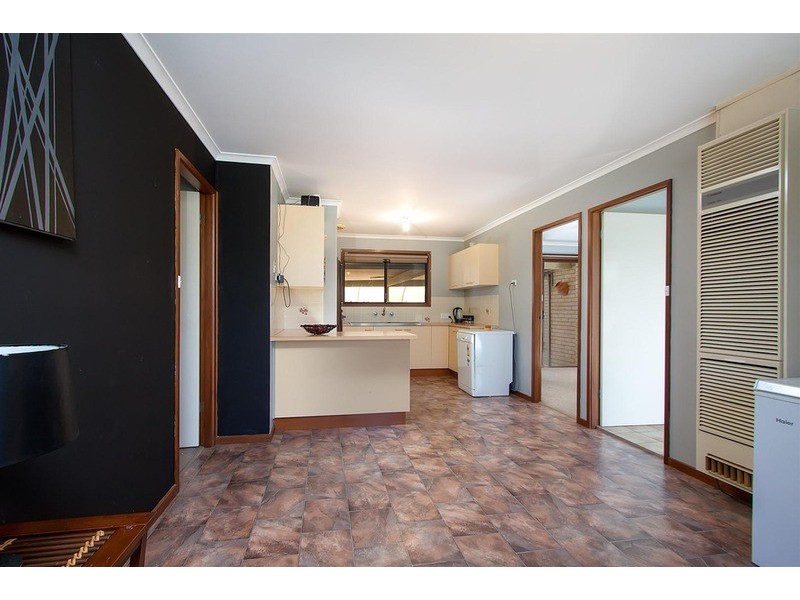 8 Warrambool Crescent, Glenfield Park NSW 2650