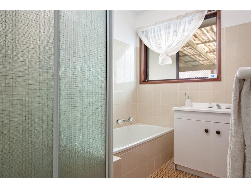 8 Warrambool Crescent, Glenfield Park NSW 2650