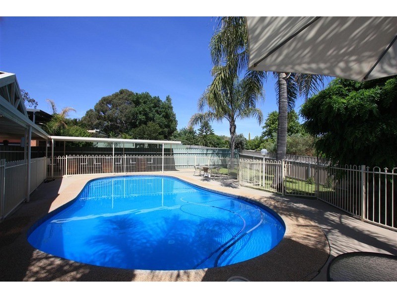 62 Nixon Crescent, Tolland NSW 2650