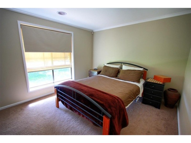 2 Nicholi Crescent, Lake Albert NSW 2650