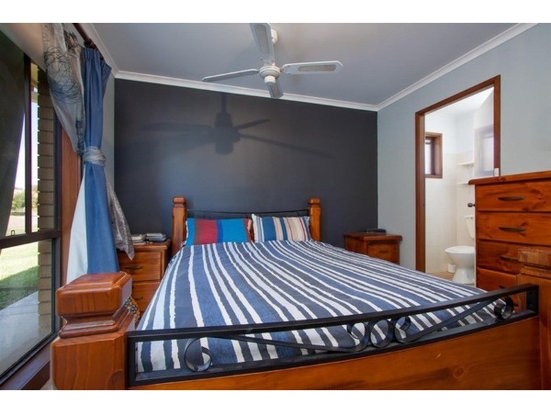 8 Warrambool  Crescent, Glenfield Park NSW 2650