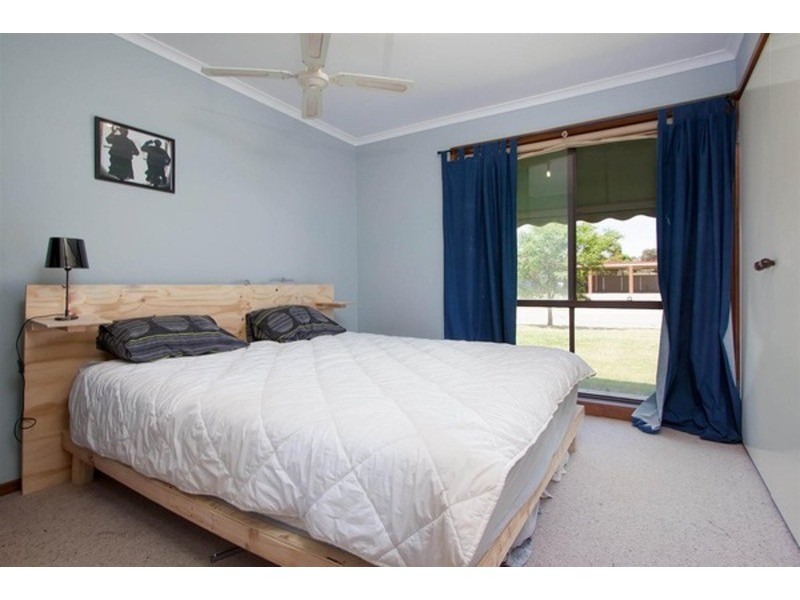 8 Warrambool  Crescent, Glenfield Park NSW 2650