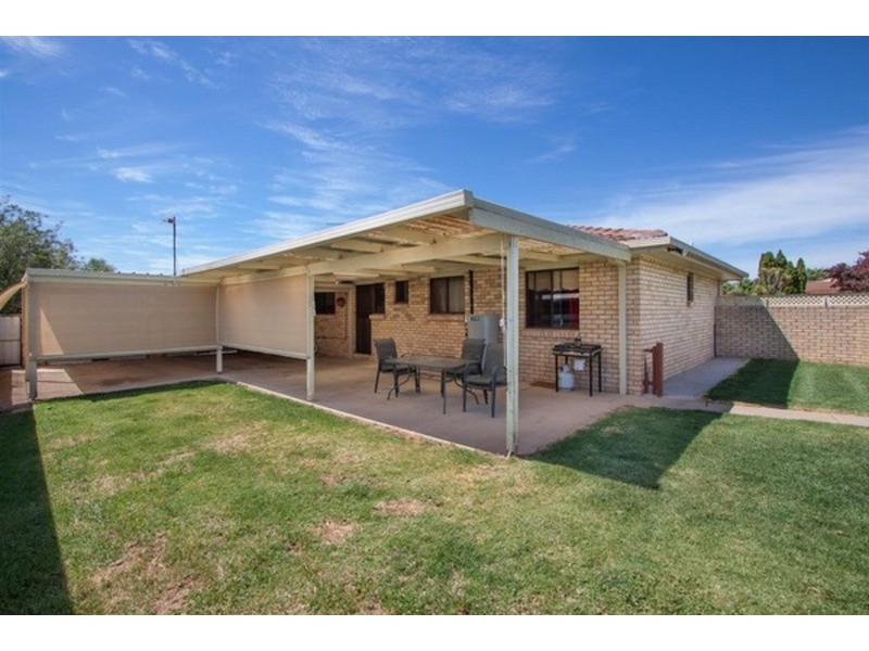 8 Warrambool  Crescent, Glenfield Park NSW 2650