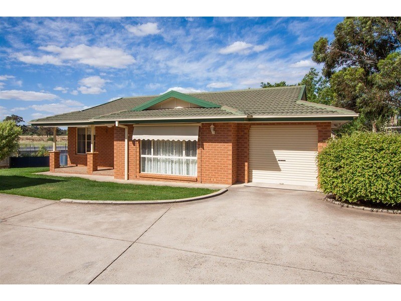 3/8 Honeysuckle Place, Lake Albert NSW 2650