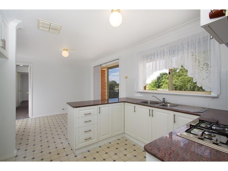 3/8 Honeysuckle Place, Lake Albert NSW 2650