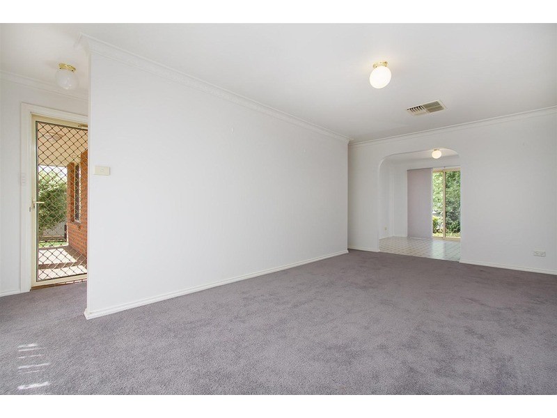 3/8 Honeysuckle Place, Lake Albert NSW 2650