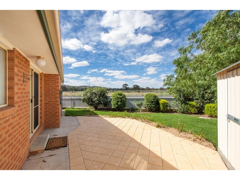 3/8 Honeysuckle Place, Lake Albert NSW 2650
