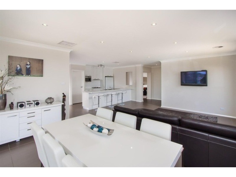 71 Yarrawah Crescent, Bourkelands NSW 2650