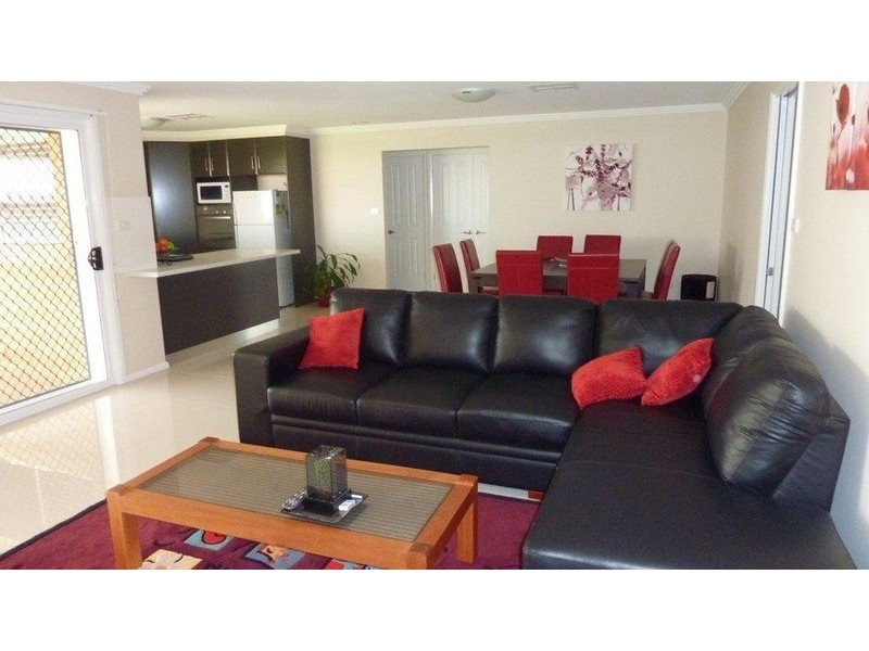 34 Deakin  Avenue, Lloyd NSW 2650