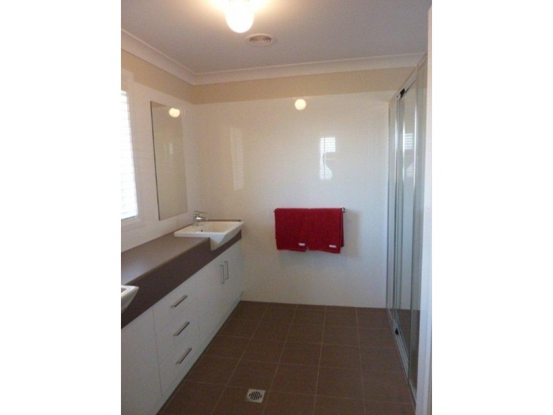 34 Deakin  Avenue, Lloyd NSW 2650