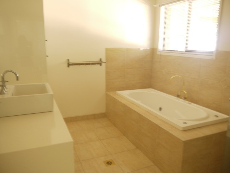 28 Forrest Street, Lake Albert NSW 2650