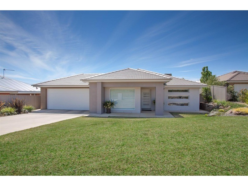 71 Yarrawah Crescent, Bourkelands NSW 2650