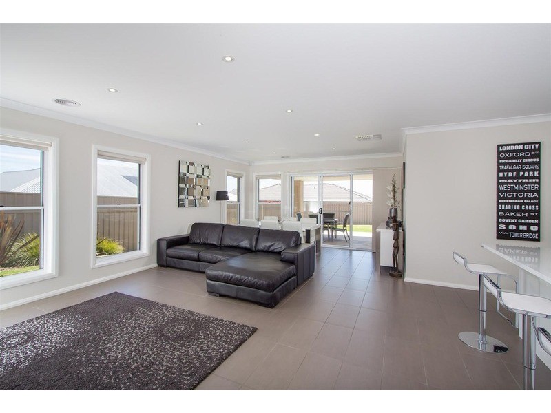 71 Yarrawah Crescent, Bourkelands NSW 2650