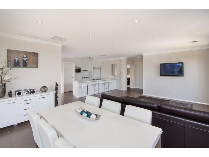 71 Yarrawah Crescent, Bourkelands NSW 2650