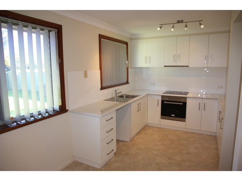 2 Huron Crescent, Lake Albert NSW 2650
