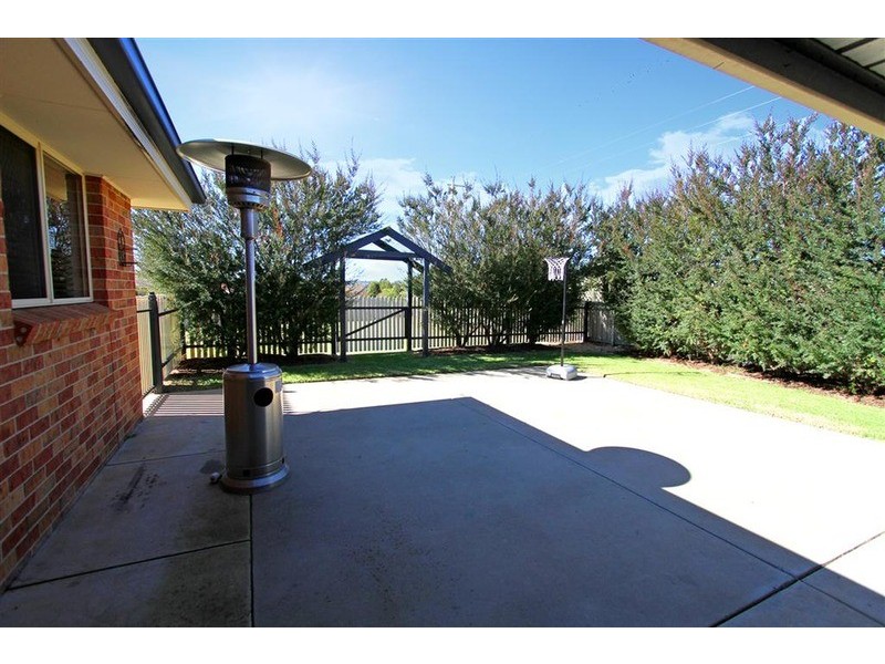 18 Kimba Drive, Glenfield Park NSW 2650
