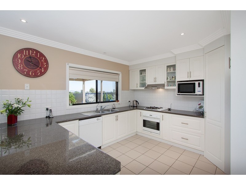9 Yarrawah Crescent, Bourkelands NSW 2650