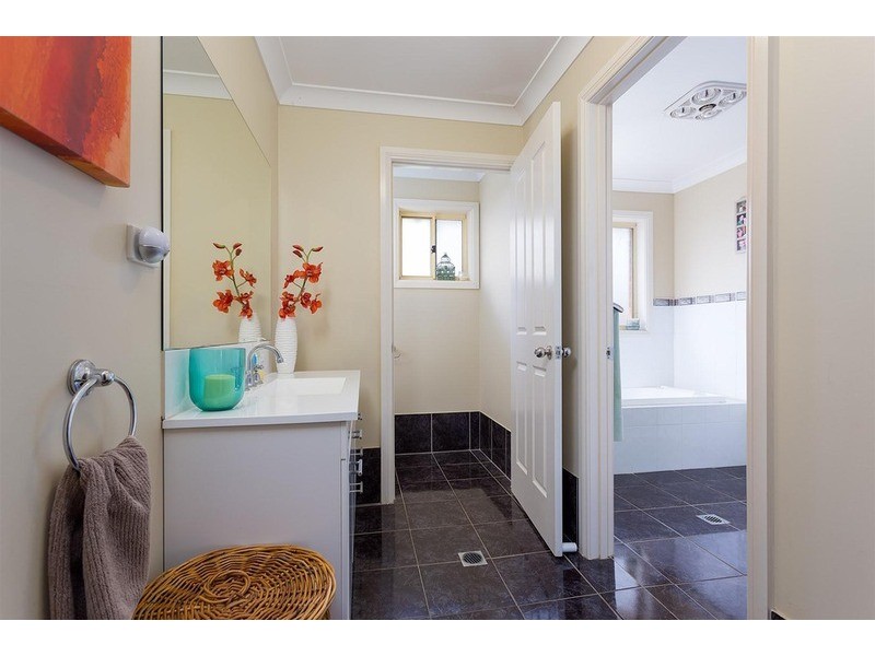 8 Birri Place, Glenfield Park NSW 2650